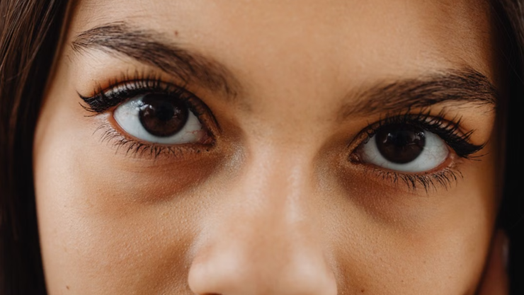 Así aplicas el contorno de ojos correctamente para reducir las ojeras