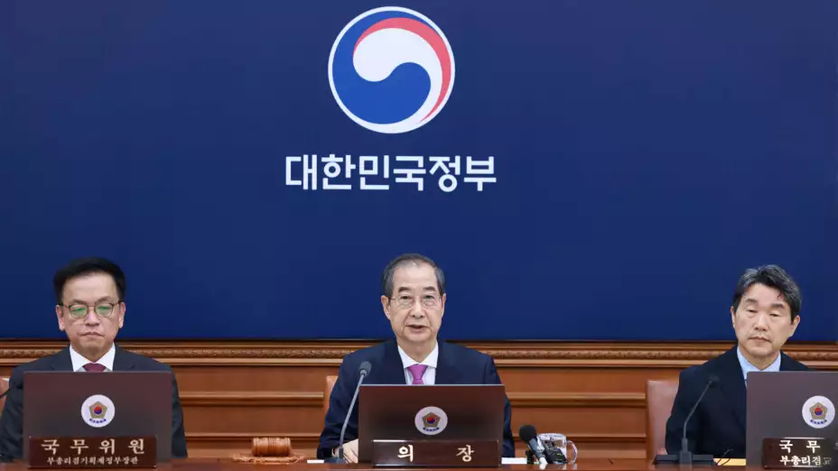 El presidente interino surcoreano Han Duck-soo, (centro).j