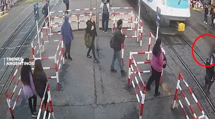 joven-casi-muere-arrollado-tren-distraído-celular-video-portada