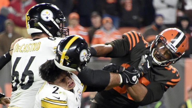 Myles Garrett golpea con el caso de Mason Rudolph en el partido entre Browns y Steelers