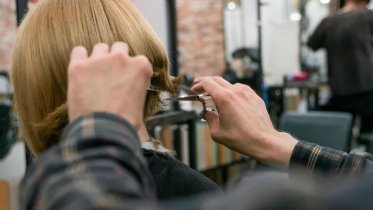 3 cortes de pelo que hacen ver más jóvenes a mujeres de 50 a 60 años de cara redonda y son fáciles de peinar