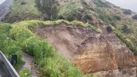 Anuncian desvío de carriles en carretera de Playas de Tijuana por cierre
