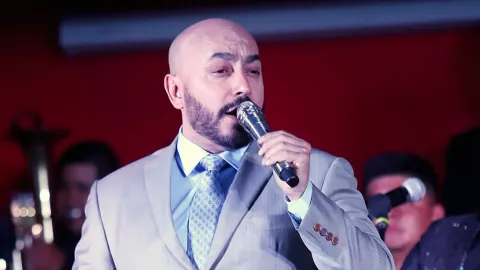 Lupillo Rivera defiende a Belinda por huir de la prensa dentro de una maleta