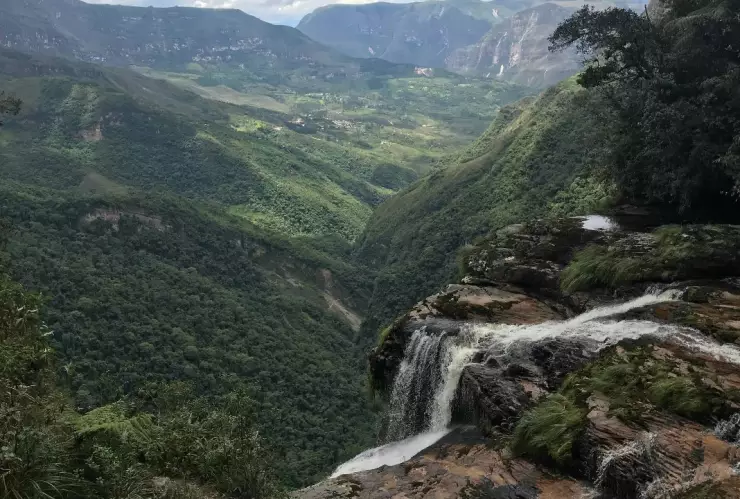 Imagen de catarata en Perú.