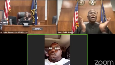 VIDEO ¿Reír o llorar Tenía licencia suspendida y se une a audiencia virtual mientras conducía