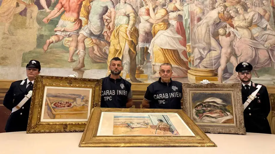 Carabineros italianos muestan cuadros recuperados en Parma, Italia.