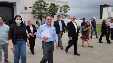 Jesús Madueña y funcionarios de la UAS