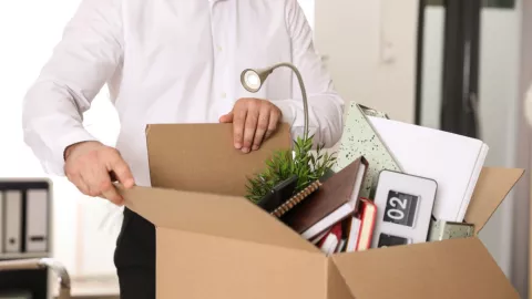 Un empleado recoge sus pertenencias tras ser despedido.