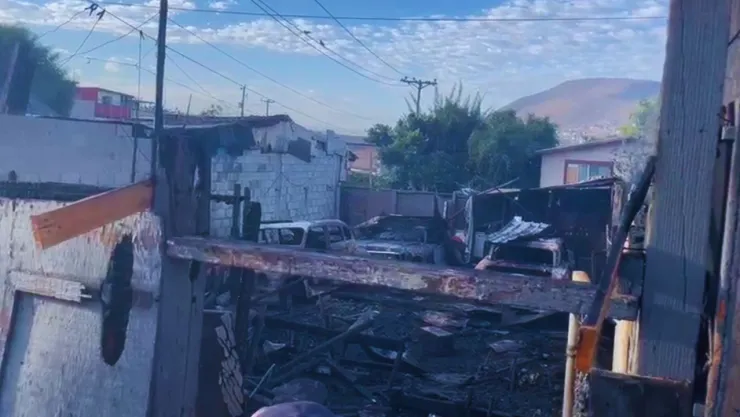 Incendio en Tijuana consume vehículos en colonia El Pípila