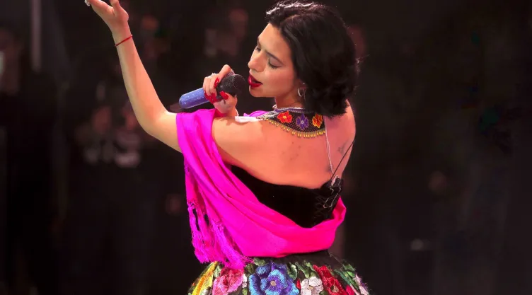 Diseñador explota contra Ángela Aguilar por sus lujosos vestidos.jpg