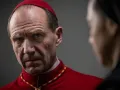 El vestuario, diseñado por Lisy Christl, está meticulosamente elaborado para reflejar la solemnidad y la tradición de la Iglesia. Cada prenda, desde los hábitos eclesiásticos hasta los trajes de los cardenales, está diseñado con una precisión histórica que transporta al público al corazón del Vaticano. Christl ha creado una atmósfera visualmente impresionante a través de sus diseños, con colores profundos, texturas ricas y detalles simbólicos que subrayan el ambiente de la película.
Crédito: Diamond Films