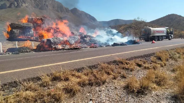 Incendio-de-tráiler-con-19-toneladas-de-cartón.jpg