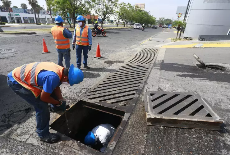 Dan mantenimiento alcantarillado de Guadalajara y municipios aledaños