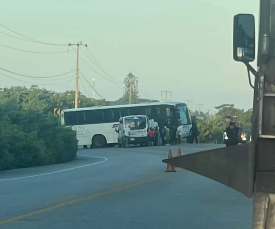 Último momento: Fuerte accidente involucra a ambulancia en la Mérida - Tizimín