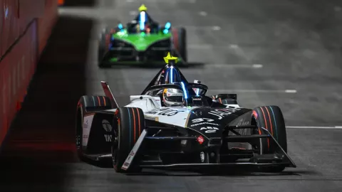Nick Cassidy domina en el e-prix de Diriyah