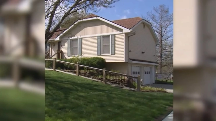 Un hombre de Kansas City fue acusado el lunes de dos delitos graves por el tiroteo de Ralp Yarl, quien resultó herido tras tocar el timbre de una casa equivocada.