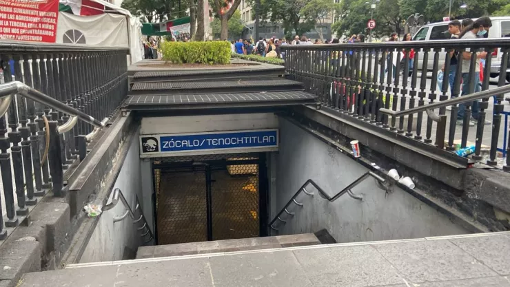 Estación Cócalo cerrada por fiestas patrias en CDMX