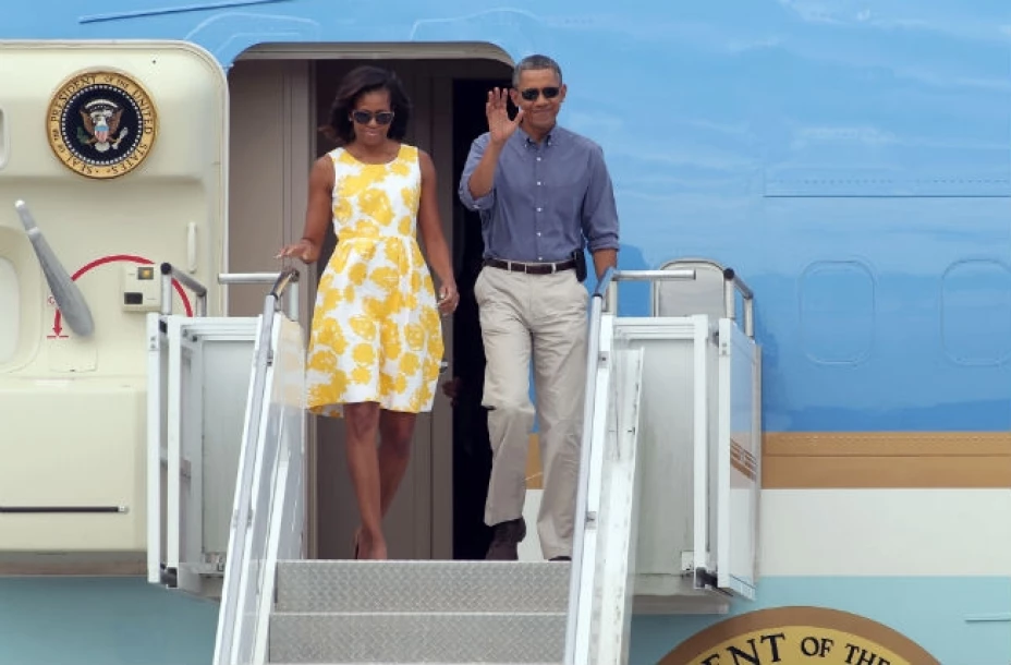 Obama y su esposa, la primera dama Michelle Obama, arribaron en avión el sábado en la tarde a esta isla del estado Massachusetts