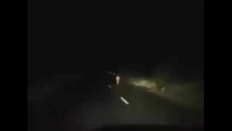 VIDEO_ Así un trailero captó el momento en el que lo persiguió un NIÑO FANTASMA en la carretera