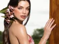 Nadia Ferreira posando con un árbol..jpg