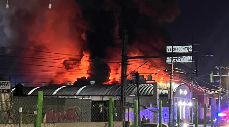 Incendio frente a estación del Tren Ligero La Noria, Xochimilco