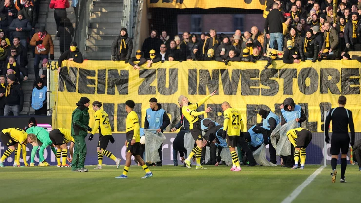 Jugadores del Dortmund recogen monedas de chocolate