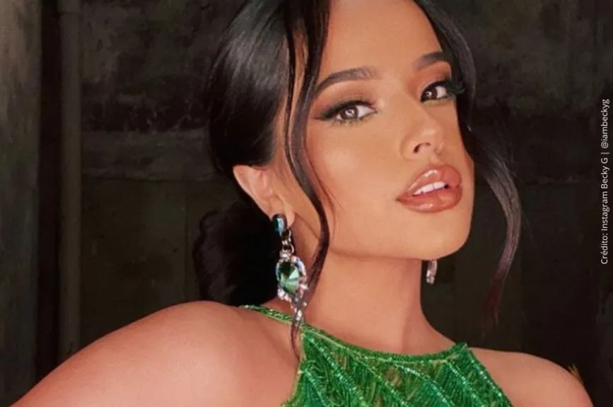 Becky G con vestido verde. .jpg