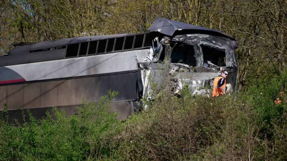 Escena de un tren de alta velocidad tras chocar contra un camión en Francia.