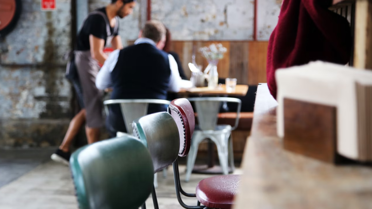 Hombre muere en restaurante y meseros lo sacan el cuerpo sin llamar a emergencias