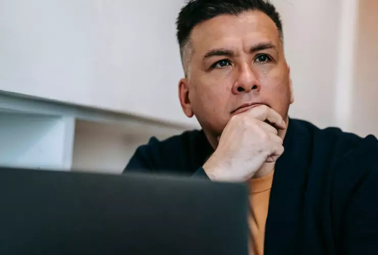 La razón psicológica por la que hay personas que se tocan la barbilla mientras hablan