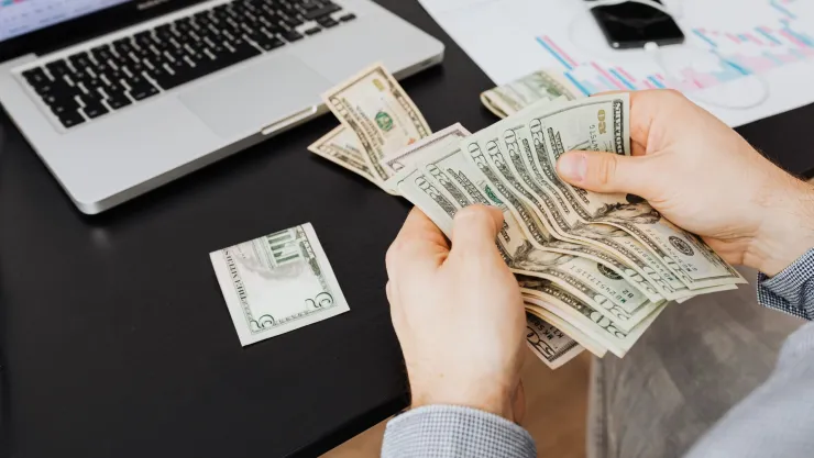 La edad en la que se alcanza la estabilidad económica, según la IA