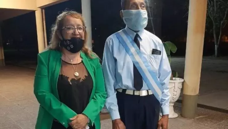 Don Gonzalo es un hombre jubilado de 70 años que siempre tuvo que ante poner el trabajo al estudio y ahora, con la edad que tiene, decidió terminar sus estudios y fue elegido como abanderado de su escuela.