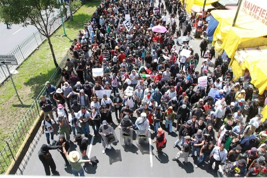 Manifestantes llegan a San Lázaro