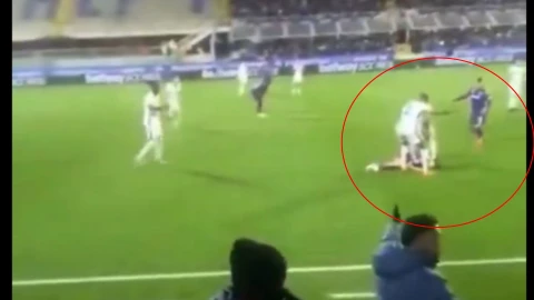 VIDEO_ ¡Aterrador! Así fue como se desploma jugador del Fiorentina en pleno partido; está en el hospital.jpg