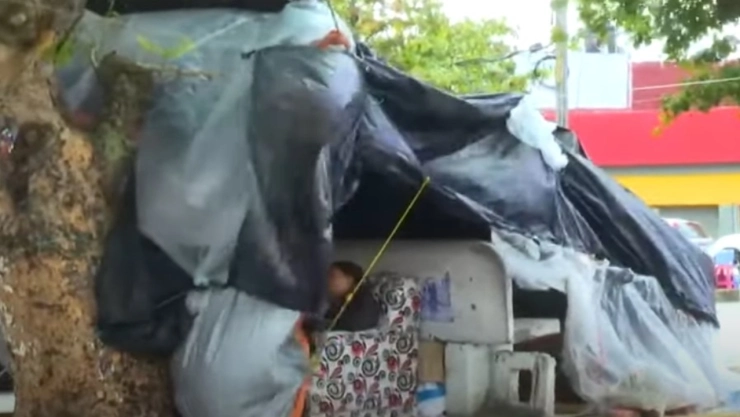Familiares de pacientes construyen ‘casitas’ improvisadas frente a hospital en Coatzacoalcos, Veracruz
