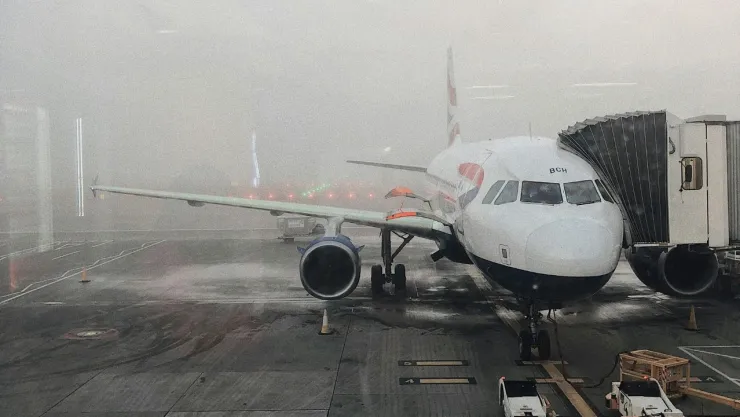 Niebla paraliza vuelos en Tijuana y deja a pasajeros varados