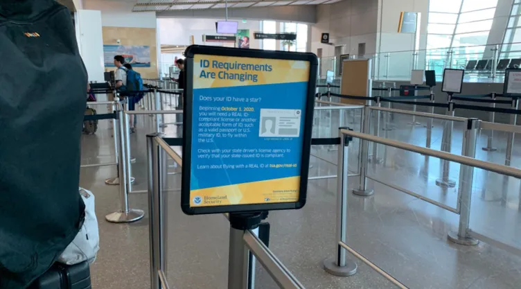 En algunos aeropuertos ya hay advertencias sobre la necesidad de la Real ID.