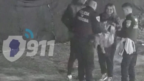 Bebé gateando a las 4 de la mañana en calles de Córdoba en Argentina, iba custodiado por su perro (VIDEO)