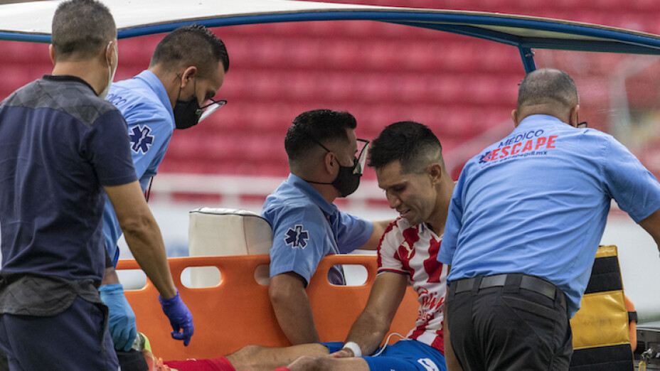 Jesús Molina lesionado con Chivas