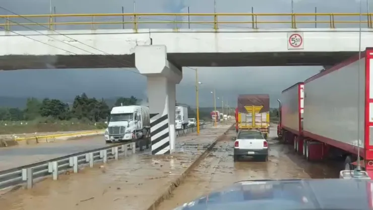 Lodo en la autopista Puebla-Orizaba