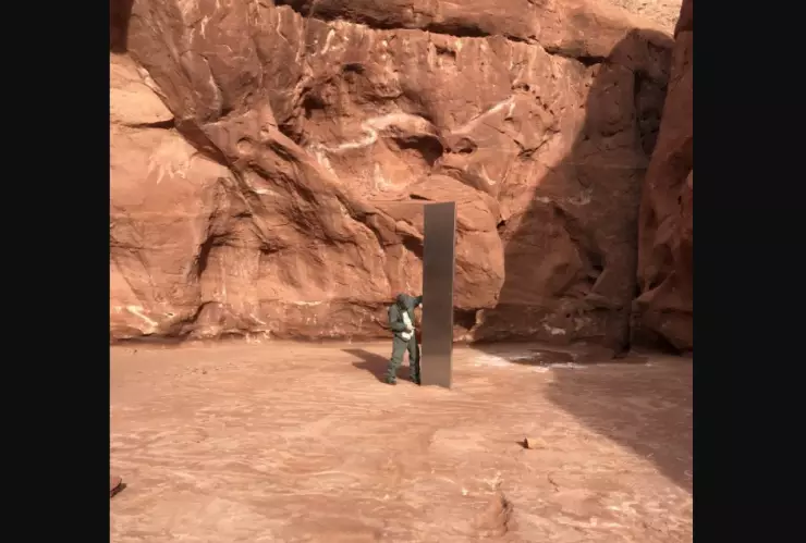 Hallan misterioso monolito metálico en el desierto de Utah