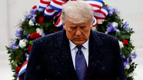 presidente donald trump vende helicoptero .jpg