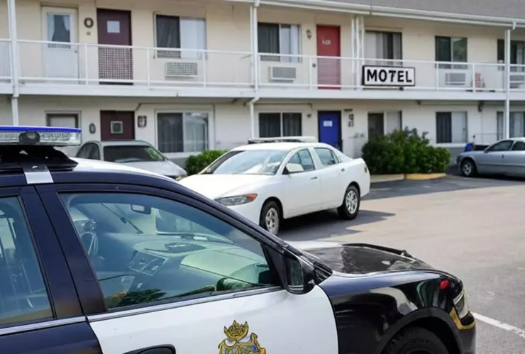 Policía con hermana de detenido