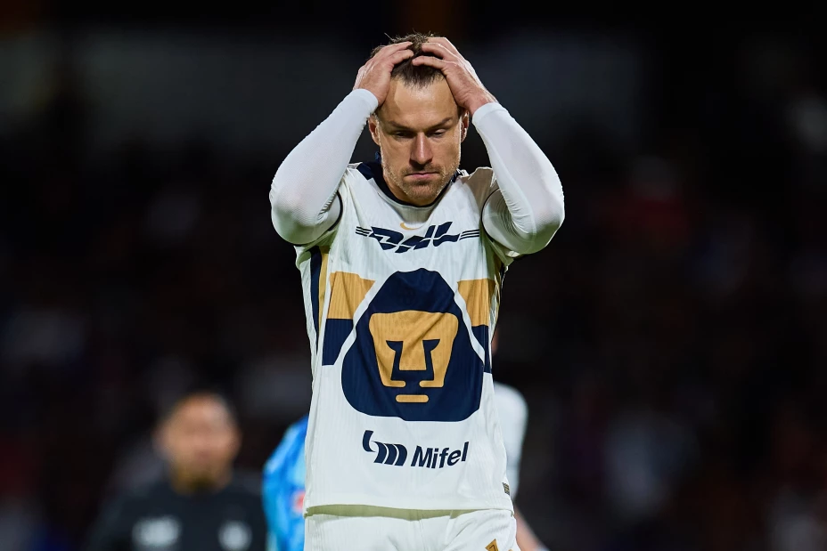 Aaron Ramsey en un partido con los Pumas 