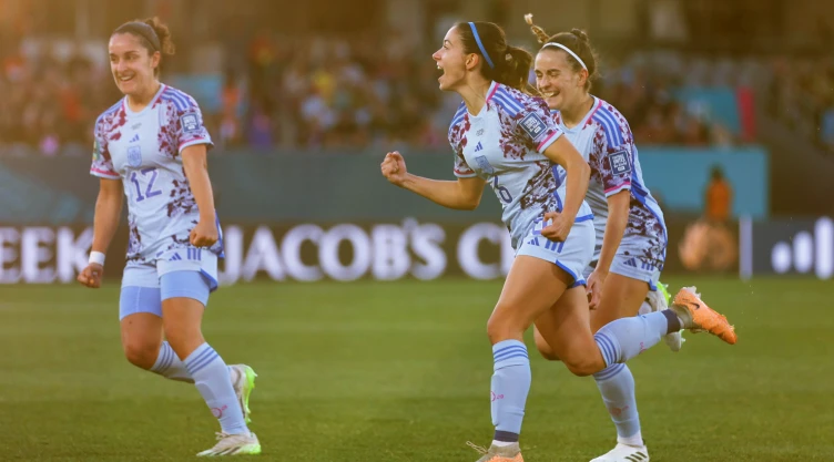 Aitana Bonmatí festeja gol con España