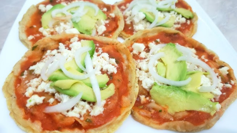 Picadas veracruzanas salsa roja