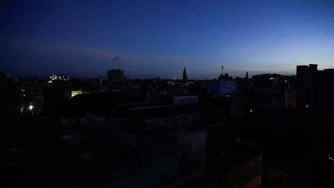 Cubanos amanecen a oscuras por apagón