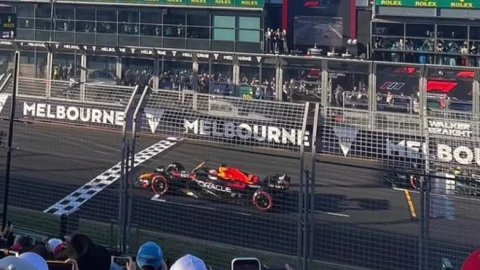 Verstappen mal colocado en cajón de salida GP F1 Australia