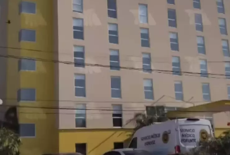 VIDEO_ Reportan fuerte movilización policiaca en un hotel tras el hallazgo de dos cuerpos sin vida