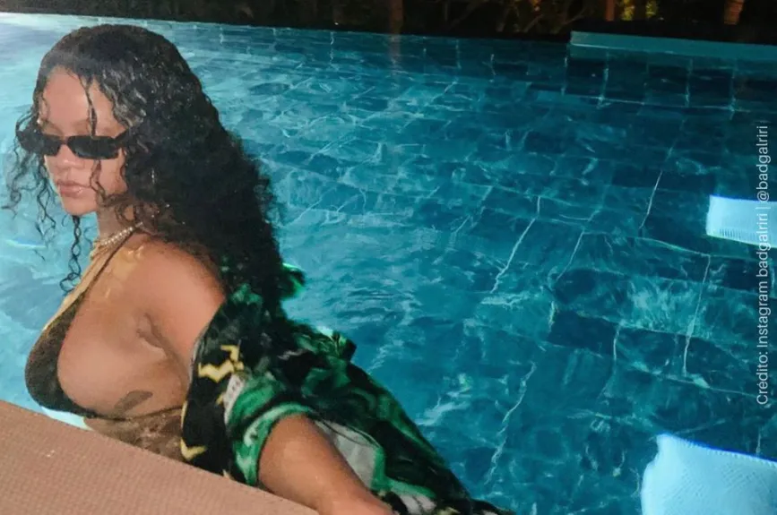 Rihanna alberca.jpg